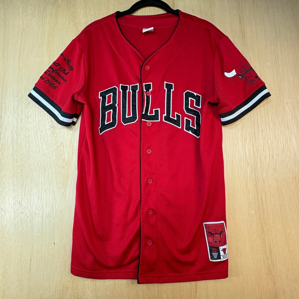 Chicago Bulls NBA Button Up Jersey Red Black White Basketball Shirt Mens Small
